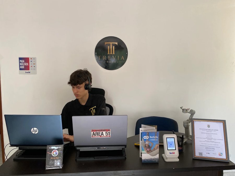 Asesor de Trevia Travel atendiendo en la oficina de Bucaramanga