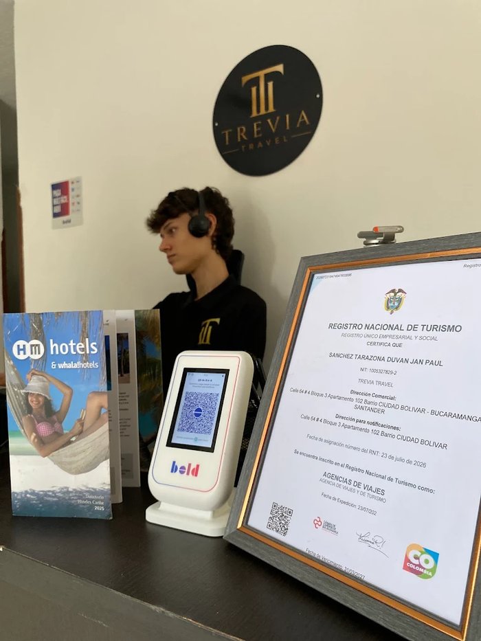 Certificado del Registro Nacional de Turismo de Trevia Travel en el escritorio